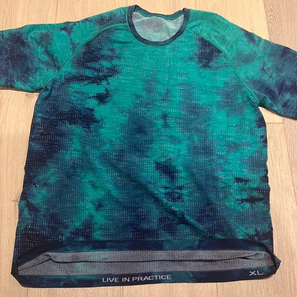 lululemon athletica Other - LULULEMON METAL VENT SHORT SLEEVE RARE